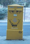 Buzón de correos pintado con una risa.