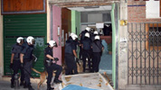 La Policía actúa durante el desalojo de una vivienda.