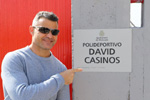 David Casinos mostranto la placa conmemorativa con su nombre.