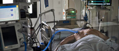 Un paciente grave ingresado en la UCI en un hopspital valenciano.