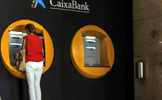 Una mujer realiza una transacción bancaria en un cajero.