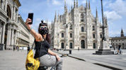 'Verticalidad selfi' en plena majestuosidad horizontal de la 'Piazza del Duomo' de Milán.